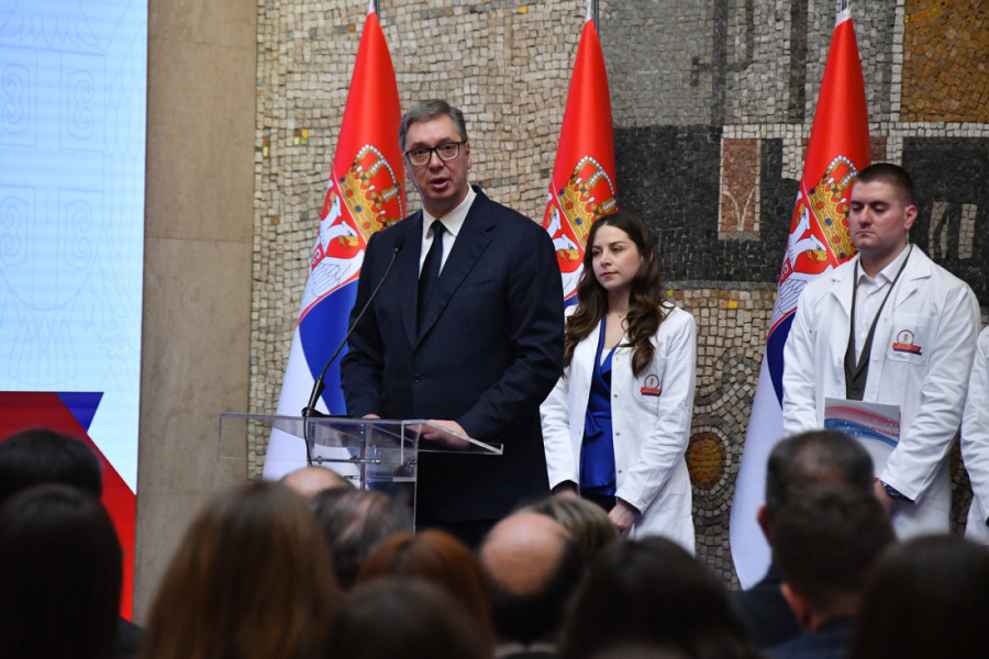 Vučić uručio ugovore o radu najboljim mladim medicinarima: Do sada smo zaposlili oko 5.000 ljudi (VIDEO)