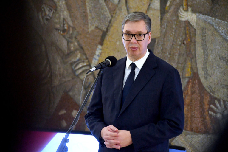 Predsednik Vučić čestitao vernicima Badnje veče: Želim da nas osećaj zajedništva i sloge ispunjava zauvek! (VIDEO)