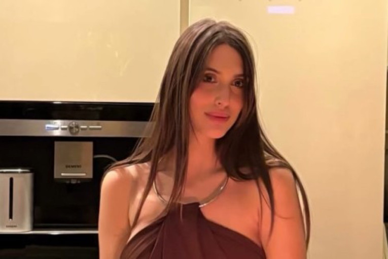 Ćerka Čede Jovanovića proslavila rođendan, pa zapevala! Lepa Jana blistala u dugačkoj crnoj haljini (FOTO)