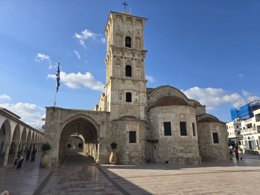 Zašto ljudi vezuju krpice za drvo staro stotinama godina? Tajanstveni običaj na Kipru za koji mnogi ne znaju (FOTO)
