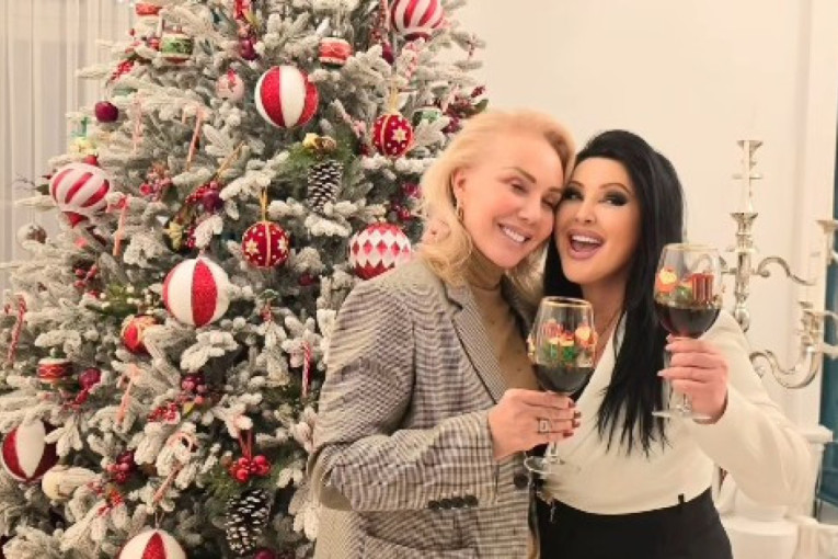 Lepa Brena došla da vidi unuku Dragane Mirković, koja je rođena kad i ona: Pevačice pijuckaju vino u dvorcu!