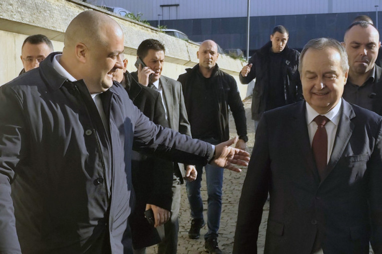 Prednovogodišnji koktel: Ministar Dačić u radnoj poseti centrali Nezavisnog sindikata policije