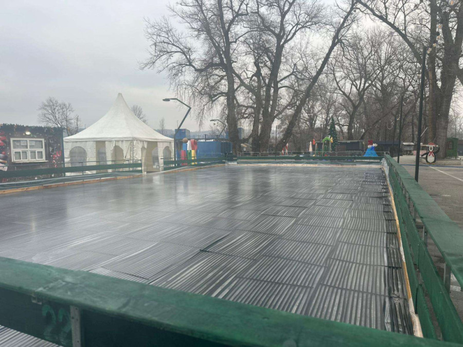 Čačak ponovo blista za praznike: Klizalište se ubrzano sprema, planirane predstave i radionice za najmlađe (FOTO)