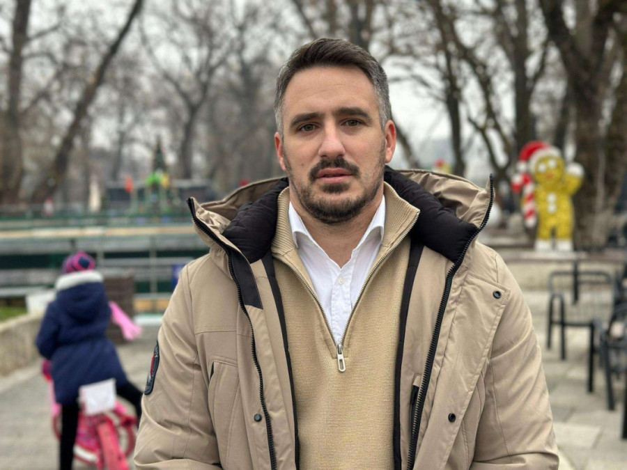 Čačak ponovo blista za praznike: Klizalište se ubrzano sprema, planirane predstave i radionice za najmlađe (FOTO)