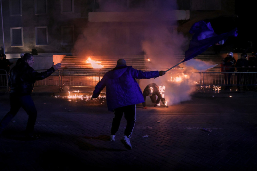 Tenzije ispred zgrade vlade u Tirani: Demonstranti bacili Molotovljeve koktele na policiju! (VIDEO)