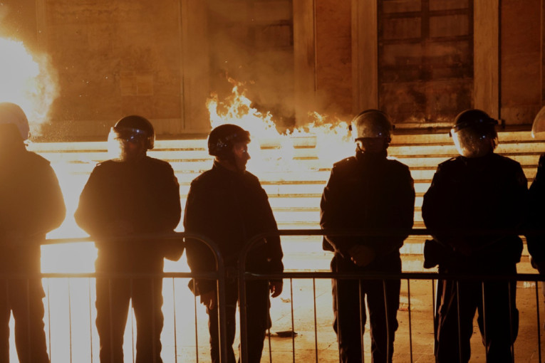 Potpuno rasulo u Albaniji! Na protestima u Tirani leteli Molotovljevi kokteli, najmanje četvoro povređenih (VIDEO/FOTO)