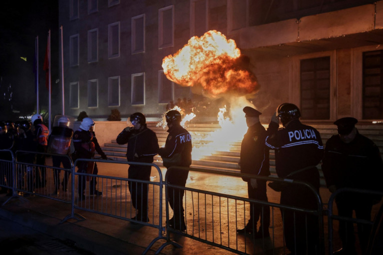 Tenzije ispred zgrade vlade u Tirani: Demonstranti bacili Molotovljeve koktele na policiju! (VIDEO)