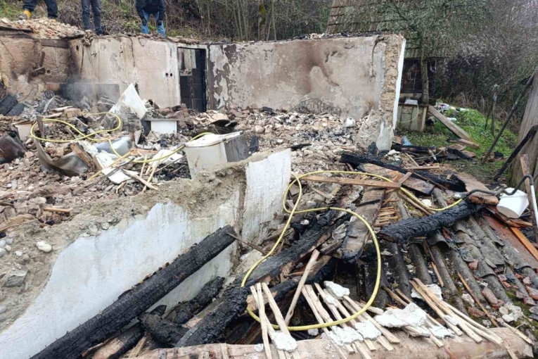 "Za deset minuta nestao je ceo život, ni kašika nije ostala": Milojku u sred noći izgorela čitava kuća do temelja kod Priboja (FOTO)