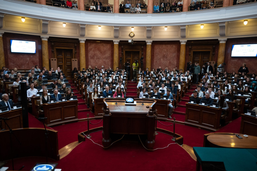 Država nagrađuje znanje: Plakete za takmičare generacije u Skupštini Srbije