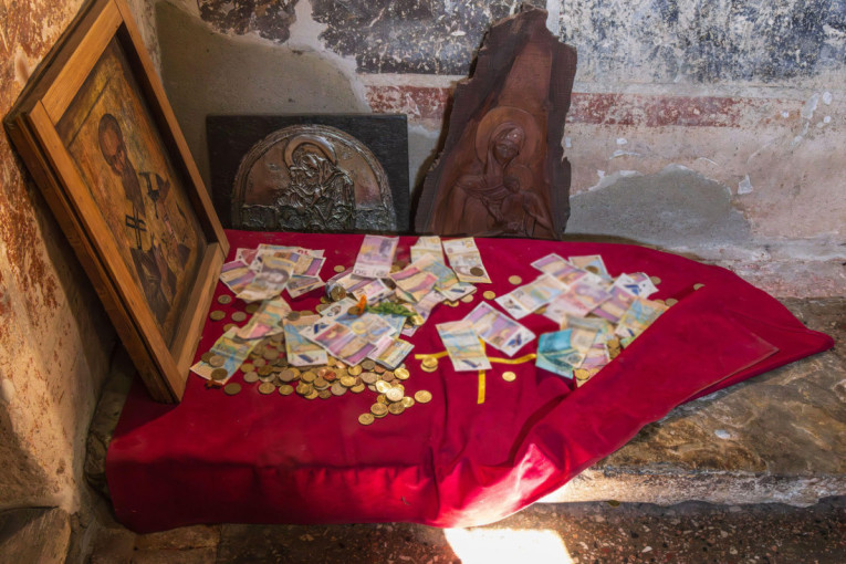 "Kada će Hristos da se spusti? Nedostaje mi mama" Ceduljica iz crkvene kutije potresla Balkan