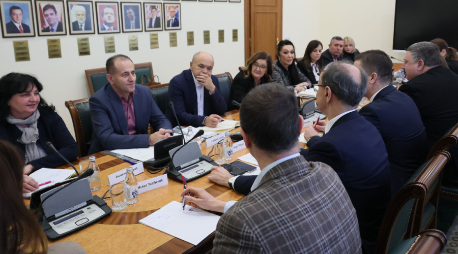 Premijer Macut se sastao sa predstavnicima sindikata prosvete: Posebna pažnja posvećena izazovima sa kojima se sistem obrazovanja suočava