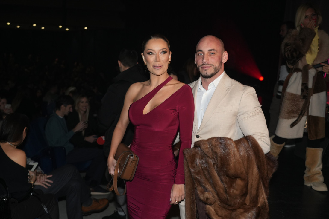 Vatrena haljina, a dekolte u prvom planu! Tea s mužem došla na koncert Emine Jahović!