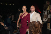 Vatrena haljina, a dekolte u prvom planu! Tea s mužem došla na koncert Emine Jahović!