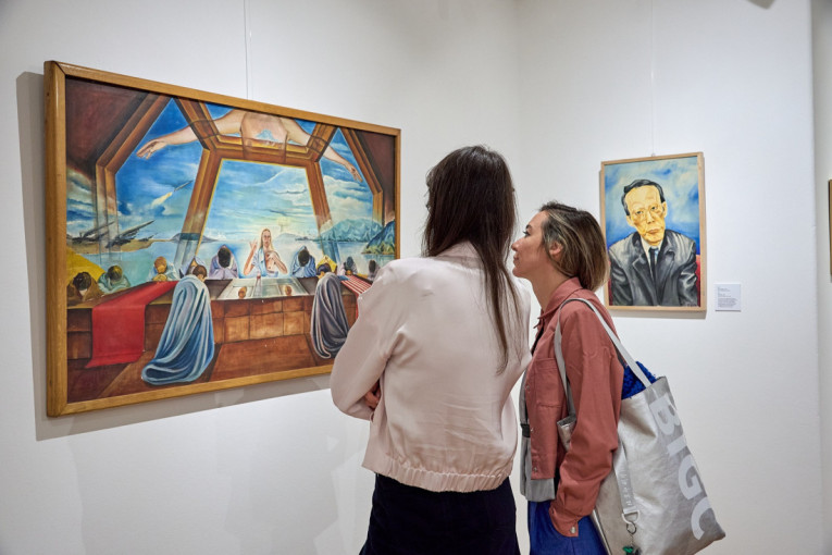 Dela nastala u zatvorskoj bolnici, kupljena od uličnih prodavaca, pronađena na buvljacima: Otvorena izložba "Neobična kolekcija" (FOTO)