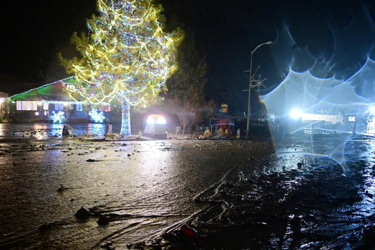 Nevreme odnelo tri života u Kaliforniji za vreme Božića, 100.000 ljudi bez struje: Upozorenja i dalje na snazi!