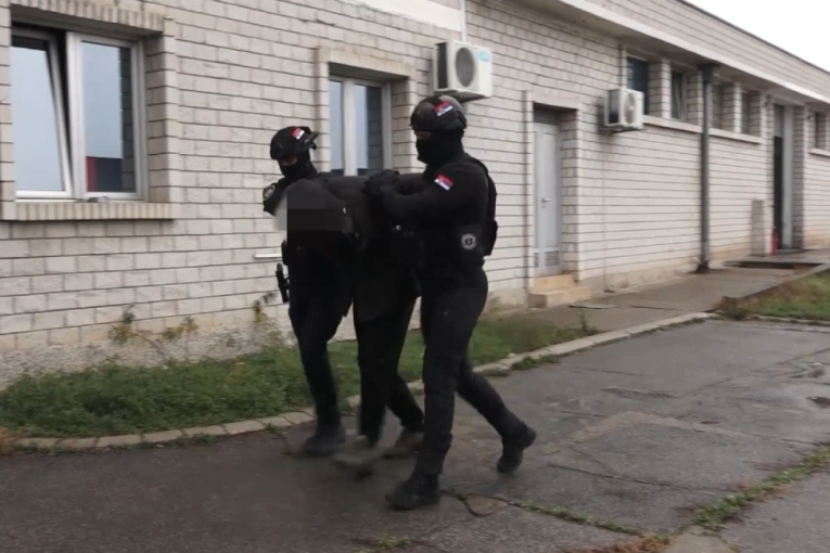 MUP objavio novi snimak hapšenja osumnjičenog za ubadanje bake! (VIDEO)