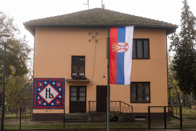 Dvanaest naselja u Srbiji od danas ukrašeno vrednim umetničkim grafemama u okviru projekta "Ćirilicom kroz Srbiju"