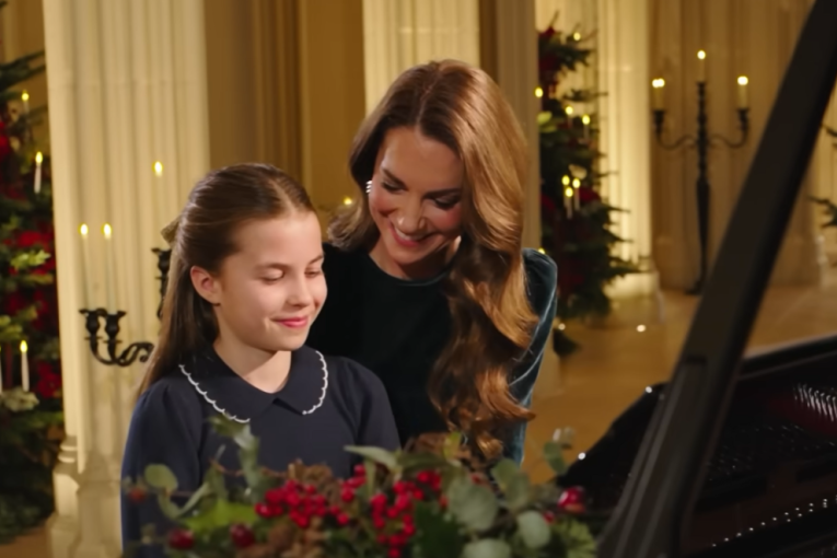 Princeza Šarlot oduševila svet svirajući na klaviru: Ponosna majka Kejt ostala bez daha pred kamerama (VIDEO)