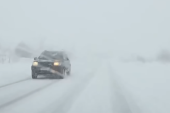 Sneg napravio haos kod Paraćina: Strašna mećava okovala put (VIDEO)