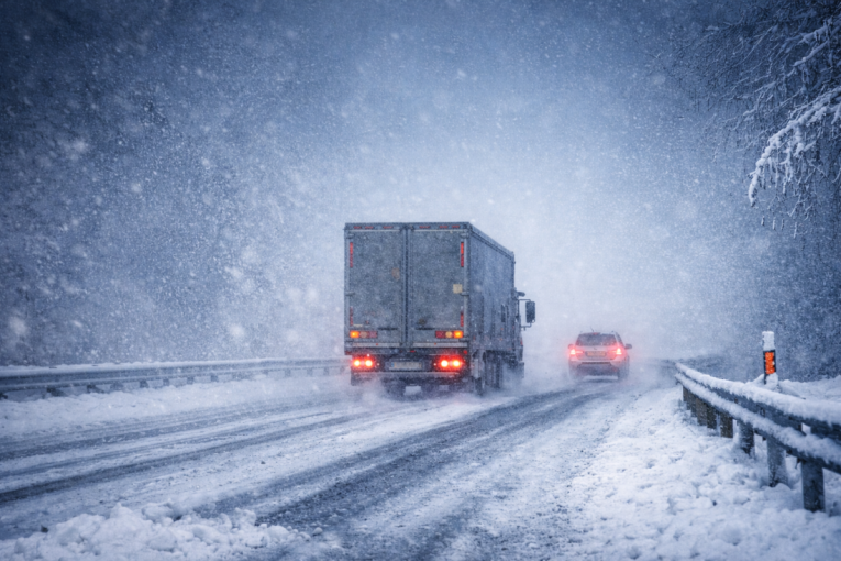 Sneg na putevima u više regiona Srbije: Saobraćaj otežan, vozačima se savetuje oprez!
