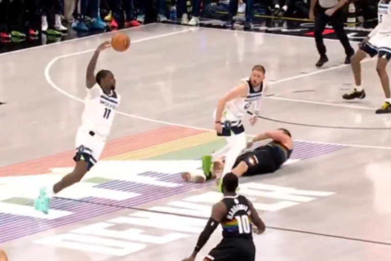 Samo da zaustave Jokića, ne biraju sredstva: Pogledajte faul protivnika nižeg 18 centimetara (VIDEO)