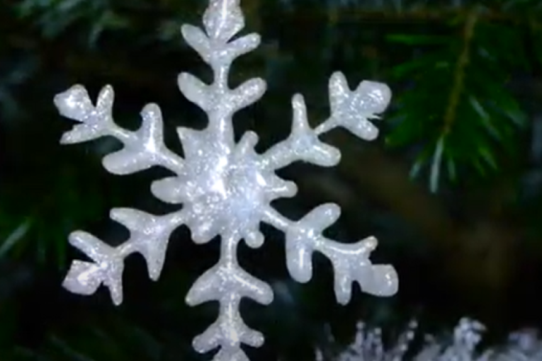 Napravite sami ukras za jelku u obliku pahuljice: Izgledaće luksuzno, a neće vas mnogo koštati