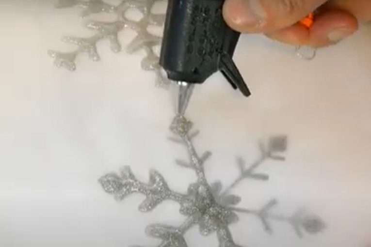 Napravite sami ukras za jelku u obliku pahuljice: Izgledaće luksuzno, a neće vas mnogo koštati