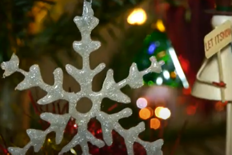 Napravite sami ukras za jelku u obliku pahuljice: Izgledaće luksuzno, a neće vas mnogo koštati