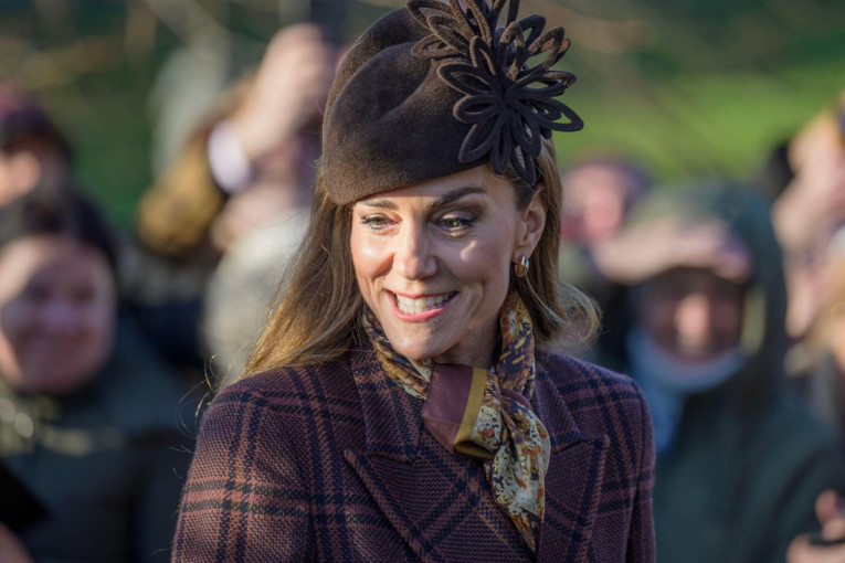 Ove godine je preskočila crvenu i zelenu za praznike: Kejt Midlton se pojavila u elegantnom smeđem autfitu (FOTO)