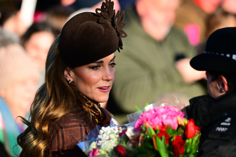 Niko kao "kraljica Božića": Maraja Keri u kožnim pantalonama i kaubojskom šeširu ponovo pokazala da ne mari za trendove i kritike (FOTO)