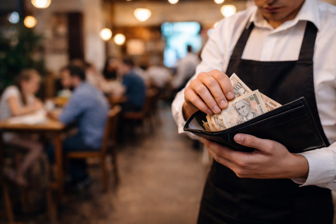 Dok drugi slave, vi radite: Evo kako se to plaća u Srbiji!