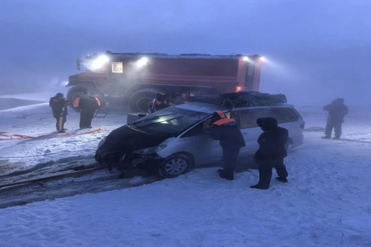 Tuga: Telo deteta pronađeno u automobilu koji je propao kroz led na reci u Jakutsku!