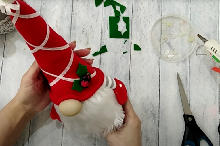 Ne bacajte pare na kupovnu dekoraciju: Ovi novogodišnji patuljci osvajaju na prvi pogled, a prave se od starih čarapa (VIDEO)