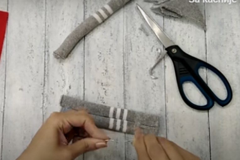 Ne bacajte pare na kupovnu dekoraciju: Ovi novogodišnji patuljci osvajaju na prvi pogled, a prave se od starih čarapa (VIDEO)