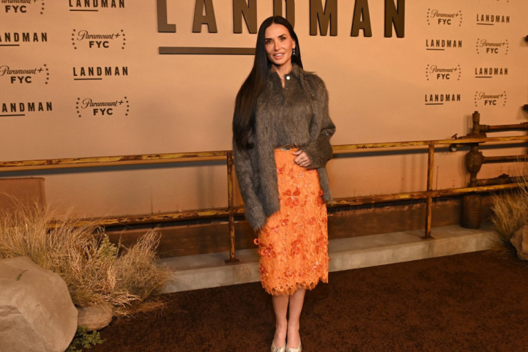 Demi Mur je razbila dosadnu sivu jednom upadljivom bojom i pokazala da nekada treba rizikovati (FOTO)