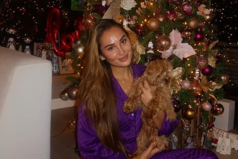 Sija dom porodice Nemanje Gudelja za praznike: Vanja pozira u pidžami, a ovo joj je obeležilo decembar