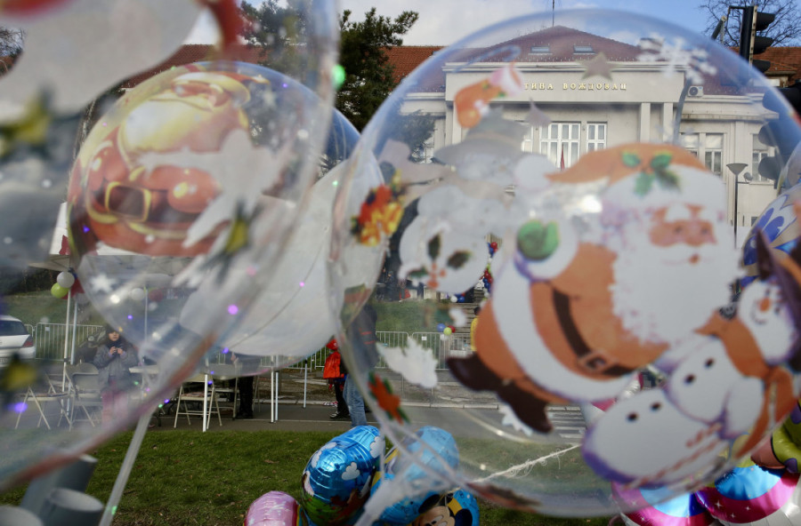 Praznični program, mađioničari, Deda Mraz... Dodeljeni paketići u opštinama Voždovac i Savski venac (FOTO)