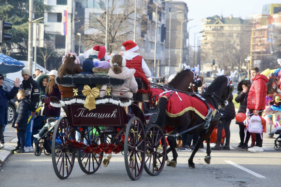 Praznični program, mađioničari, Deda Mraz... Dodeljeni paketići u opštinama Voždovac i Savski venac (FOTO)