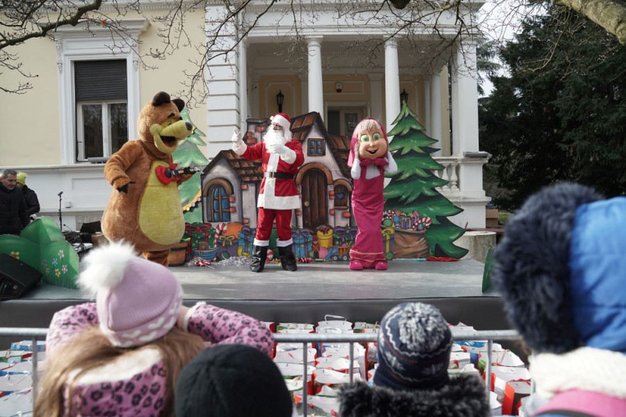 Praznični program, mađioničari, Deda Mraz... Dodeljeni paketići u opštinama Voždovac i Savski venac (FOTO)