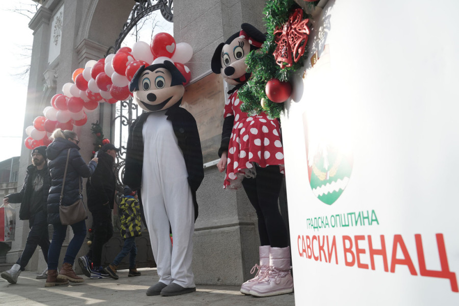 Praznični program, mađioničari, Deda Mraz... Dodeljeni paketići u opštinama Voždovac i Savski venac (FOTO)
