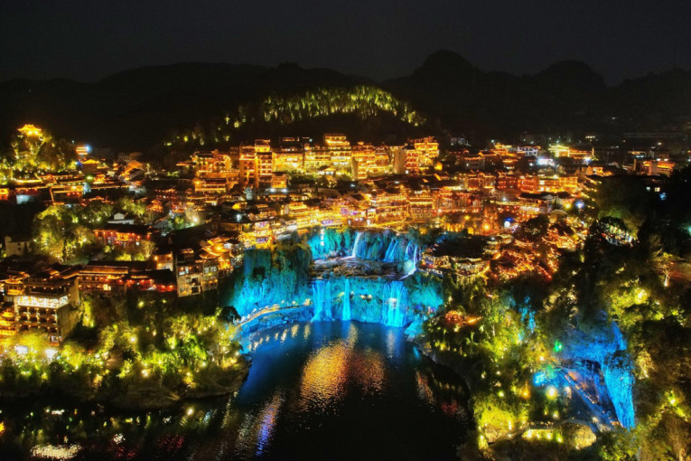 Kinesko selo koje izgleda kao da lebdi iznad vodopada: Ljubitelji mira i tišine će biti oduševljeni ovom destinacijom (FOTO+VIDEO)