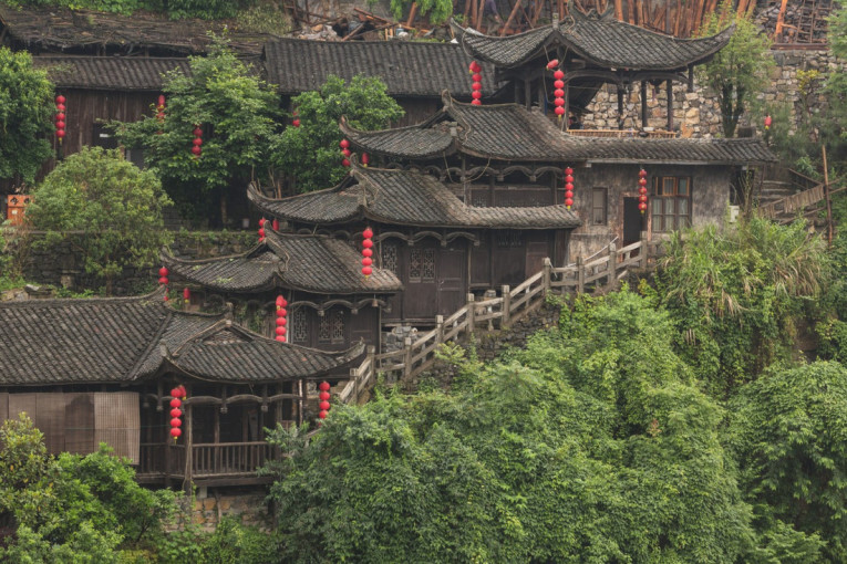 Kinesko selo koje izgleda kao da lebdi iznad vodopada: Ljubitelji mira i tišine će biti oduševljeni ovom destinacijom (FOTO+VIDEO)