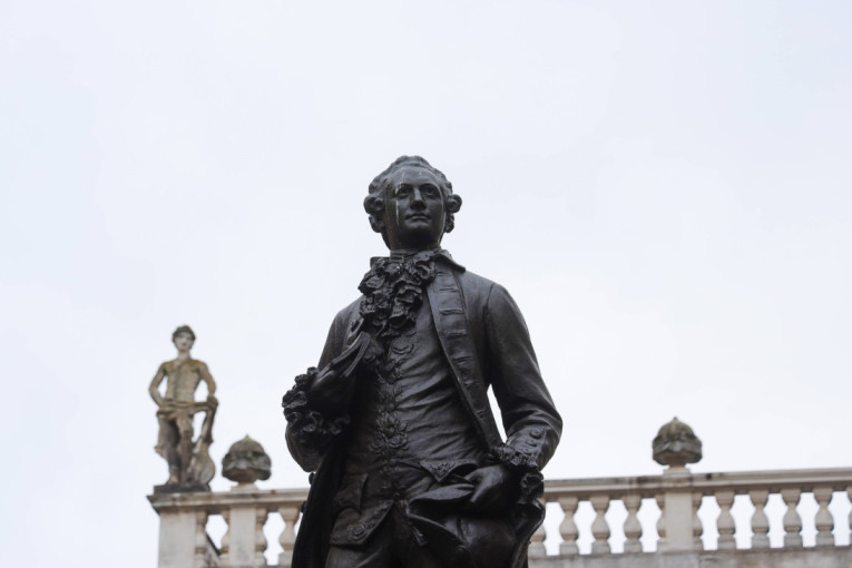 Lopovi ukrali celu Geteovu skulpturu: Na njenom mestu ostale samo cipele (FOTO)