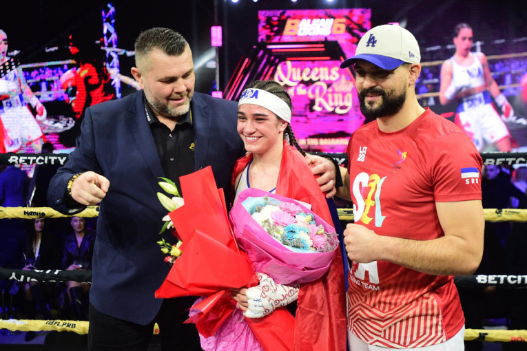 Sara slavila protiv Saide: Srpske bokserke maksimalne u Zvorniku (FOTO)