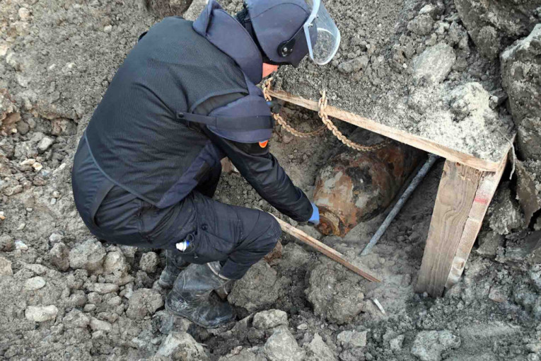 Ovako je uklonjena bomba iz Drugog svetskog rata: Američka grdosija od 472 kg bezbedno prebačena na Pasuljanske livade