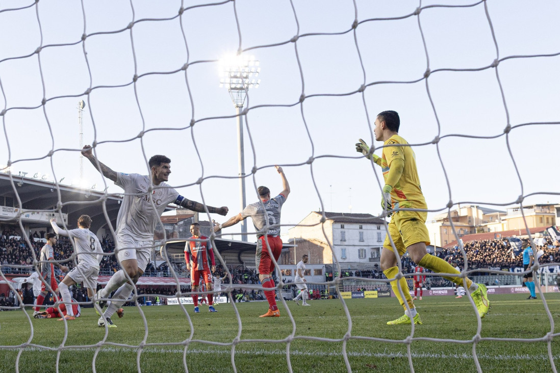 Napoli drži korak za Milanom! Pogledajte FULL HD hajlajtse pobede u gostima protiv Kremonezea! (VIDEO)