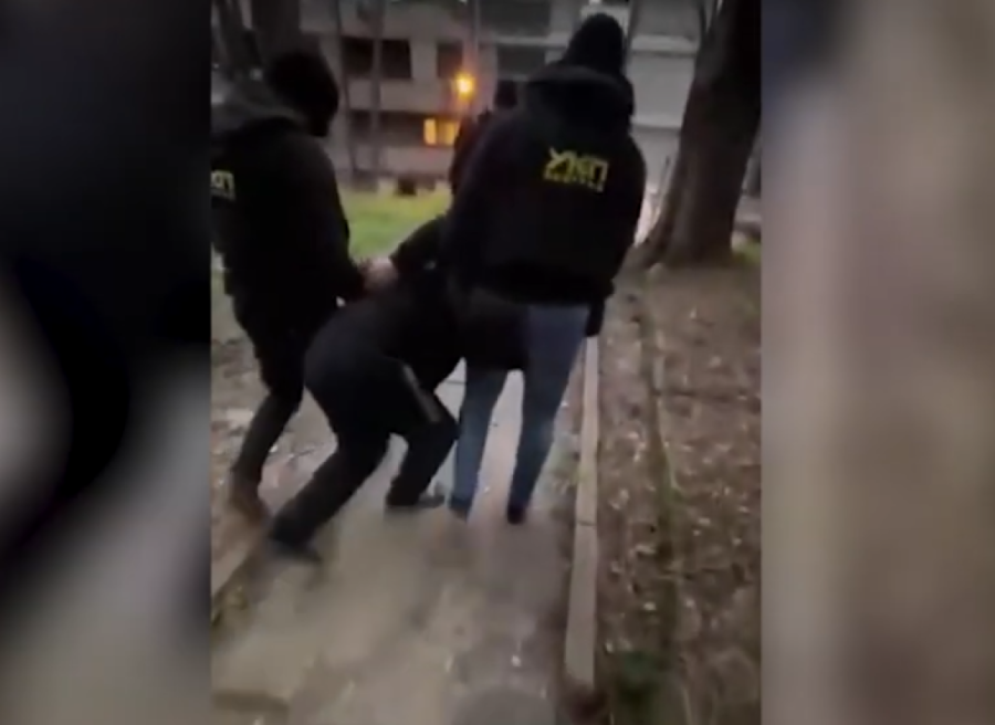 Štek stan pod opsadom: Komšije razotkrile napadača sa Novog Beograda, policija odnosi stvari - devojka privedena!