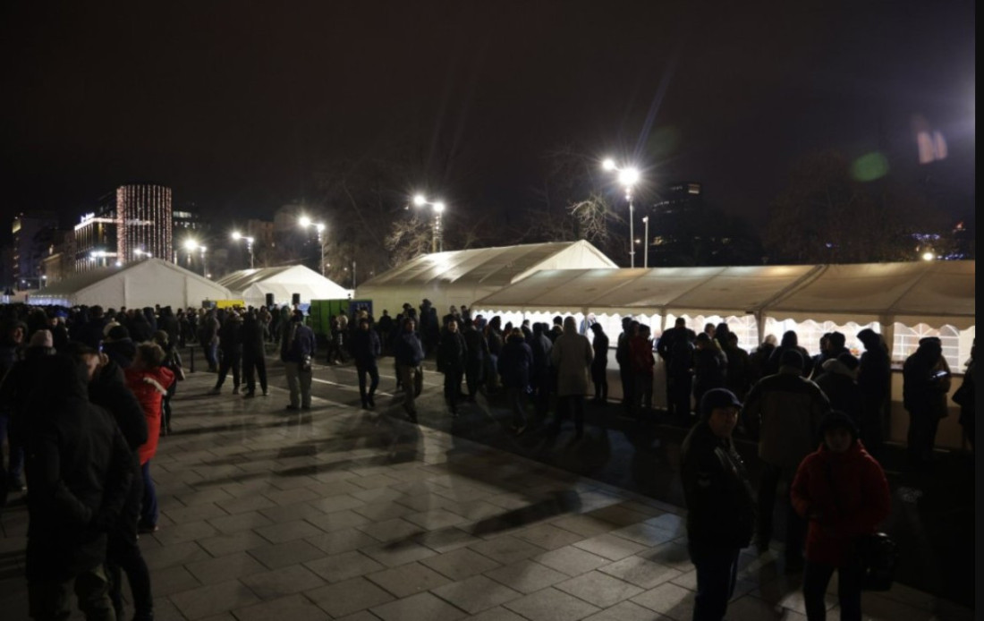 Uklonjeni šatori ispred Doma Skupštine: Vučić - Hteli su nas mrtve, sklonjene iz zemlje, a mi njih želimo ovde! (VIDEO)