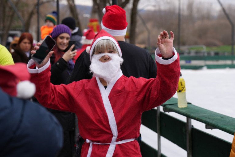 Prelepa slika poslata iz Čačka: Oko 200 Deda Mrazova malih i velikih trčalo je danas za Relju (FOTO)