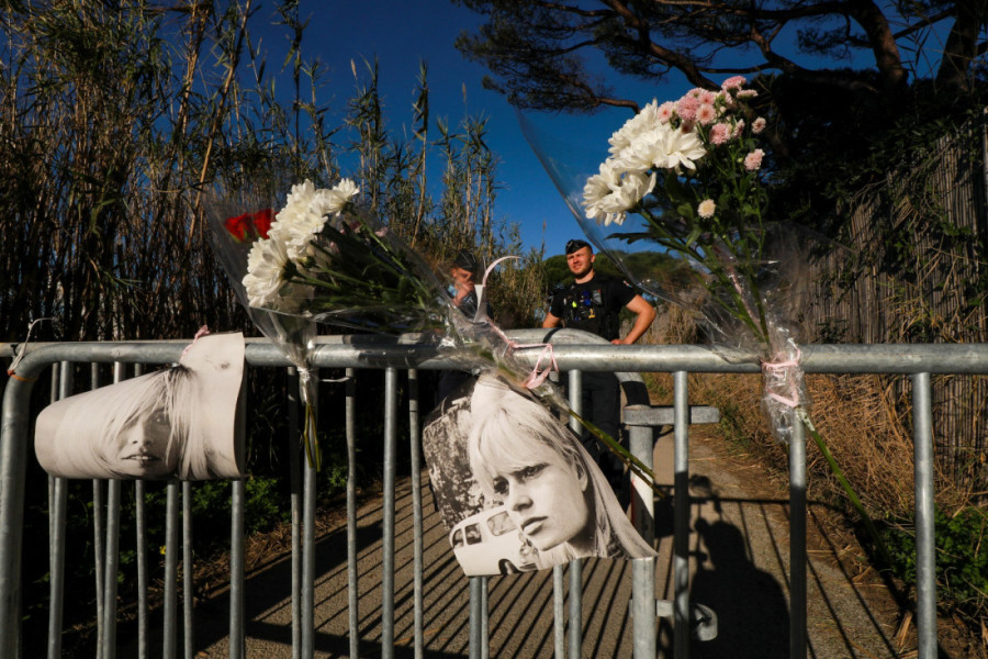 Obožavaoci Brižit Bardo neprestano ostavljaju cveće ispred njene vile: Ove slike obilaze svet (FOTO)